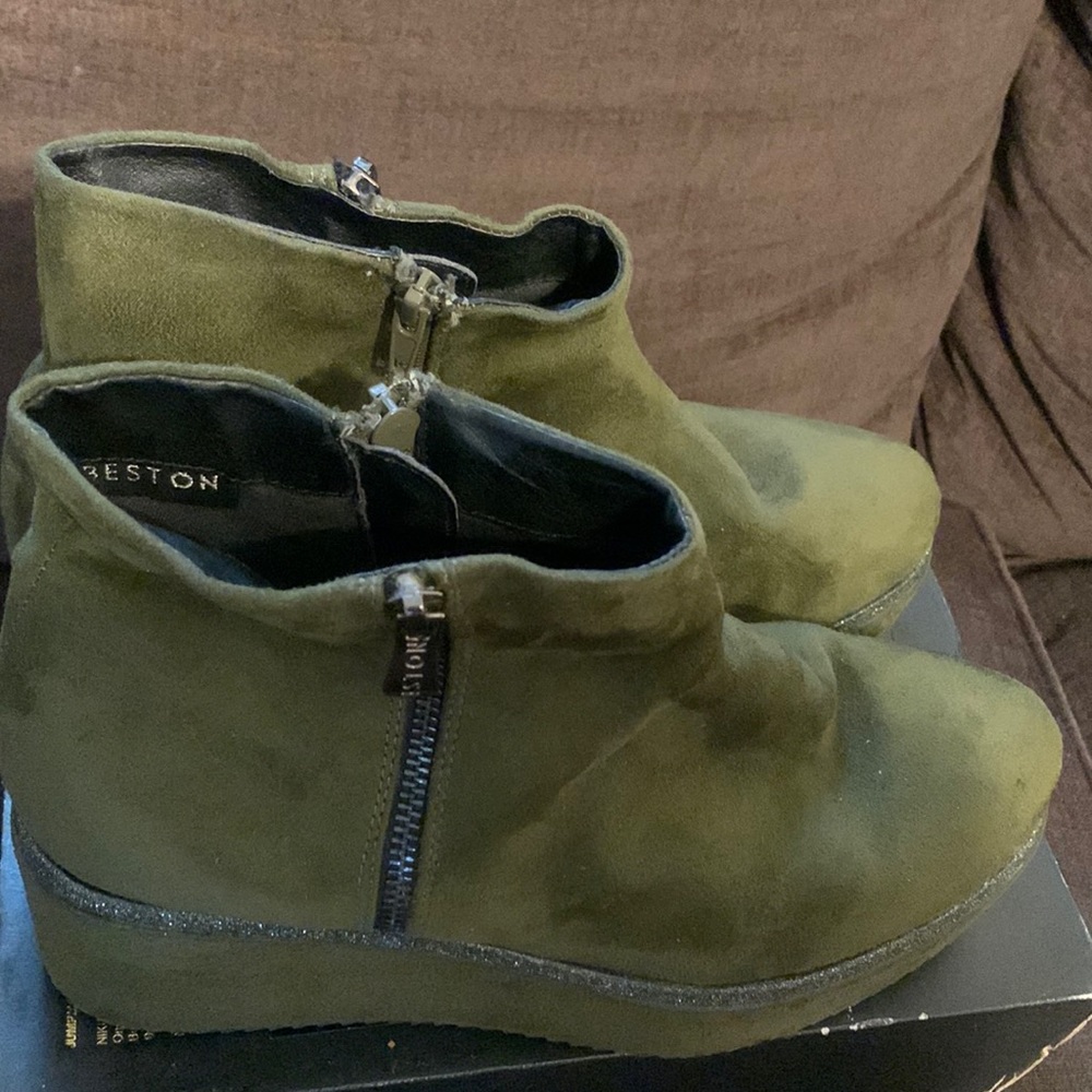 Hunter green wedges with glitter outline
